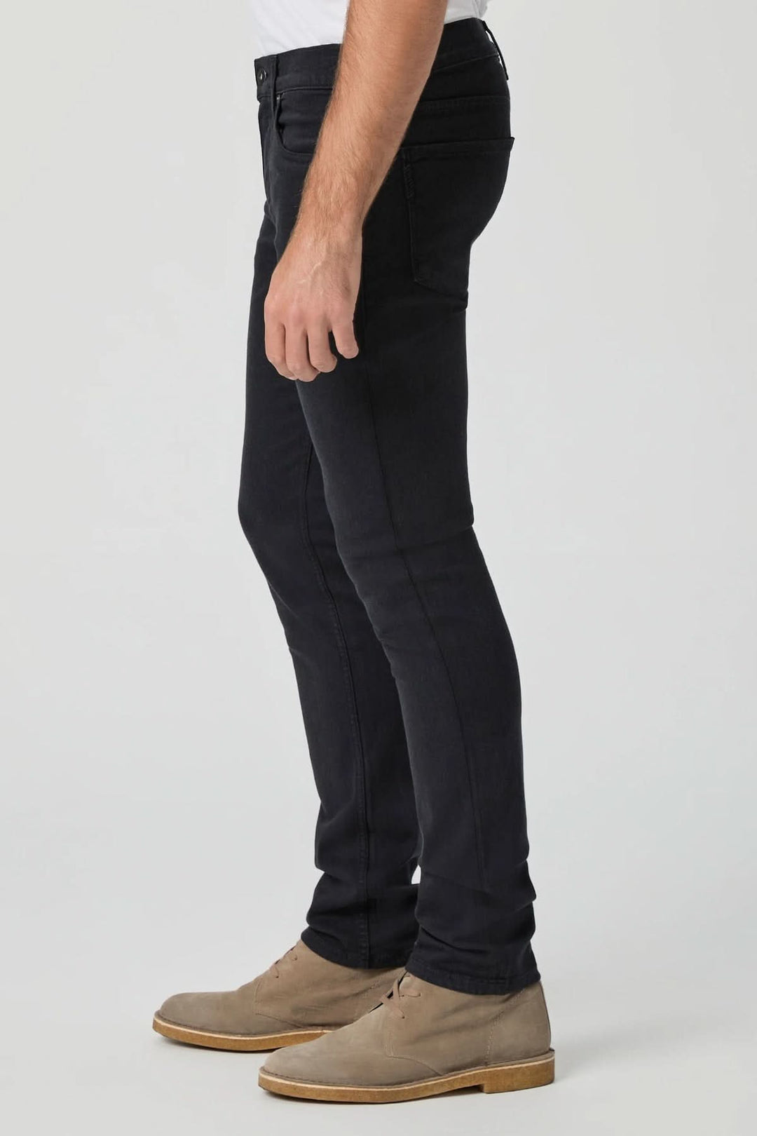 Homme portant un Jean de coton Coupe Lennox en denim Transcend ajusté, teinte brun pigmenté avec reflets rougeâtres, vue latérale.