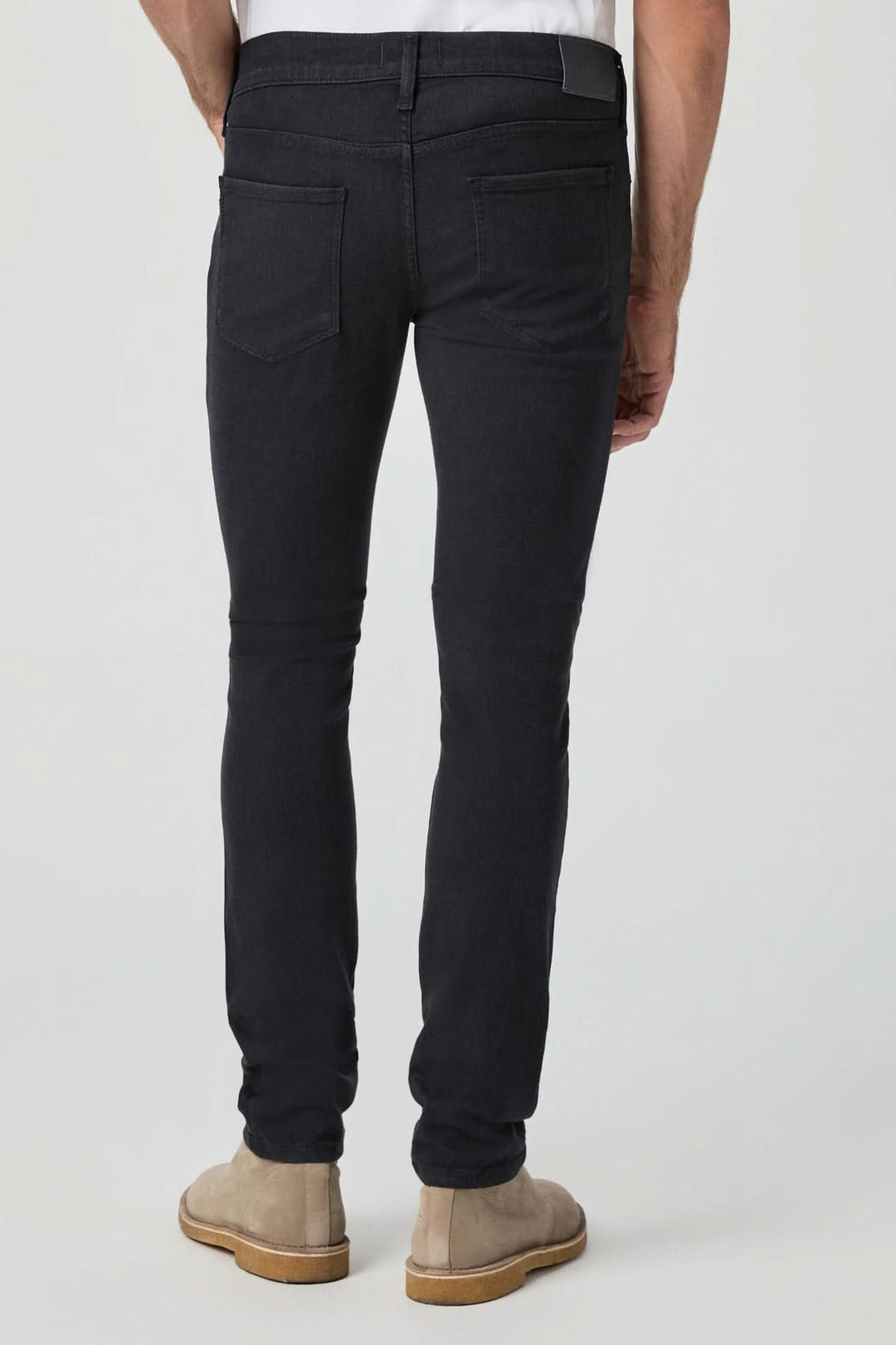 Jean de coton Coupe Lennox vue arrière, coupe ajustée et teinte brun pigmenté, denim Transcend pour confort et sophistication.