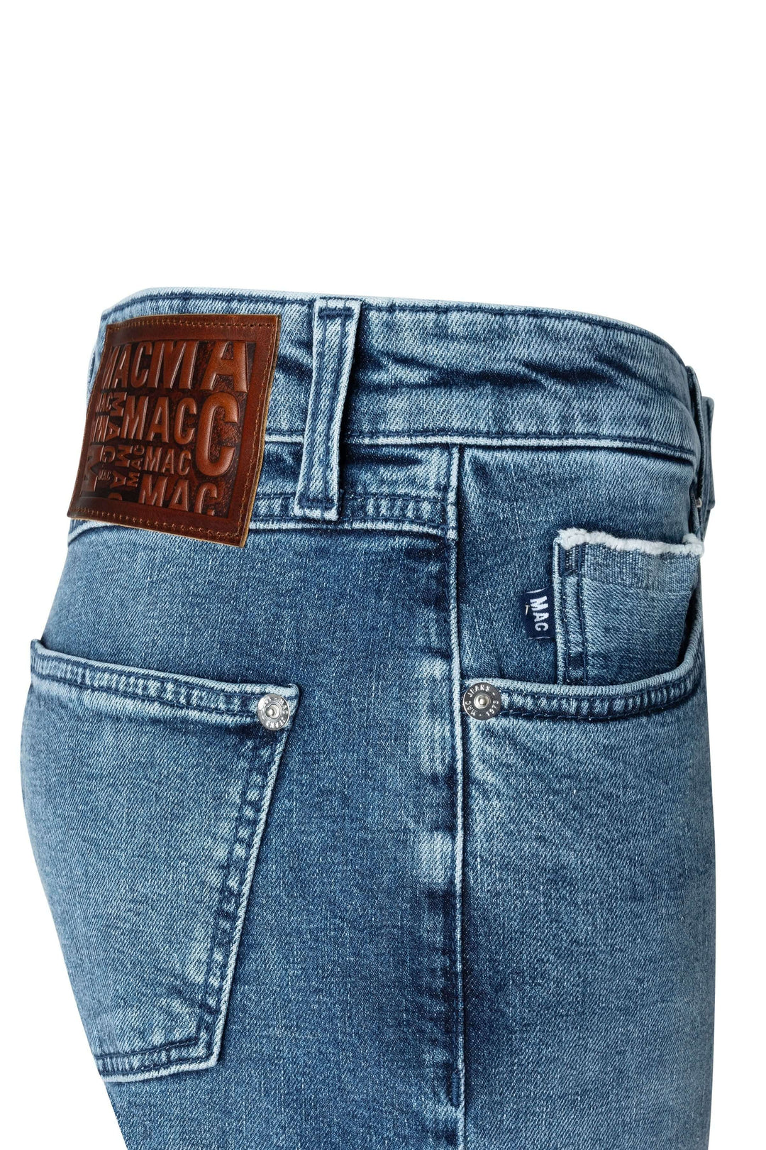 Jean droit en denim bleu avec coupe classique et poche arrière, étiquette de marque en cuir.