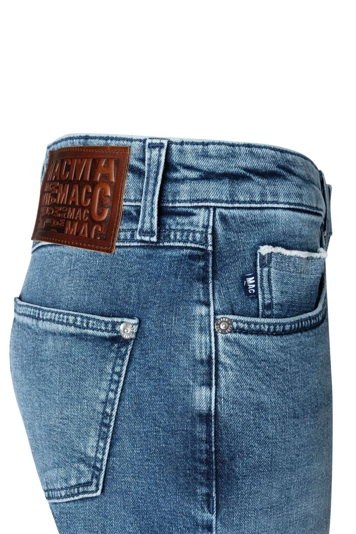 Jean droit en denim bleu avec coupe classique et poche arrière, étiquette de marque en cuir.