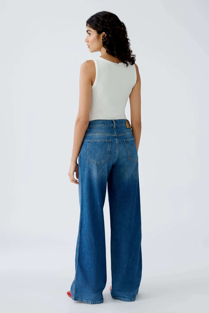 Jean à jambe large avec coupe évasée, présenté de dos, pour un style décontracté et moderne.