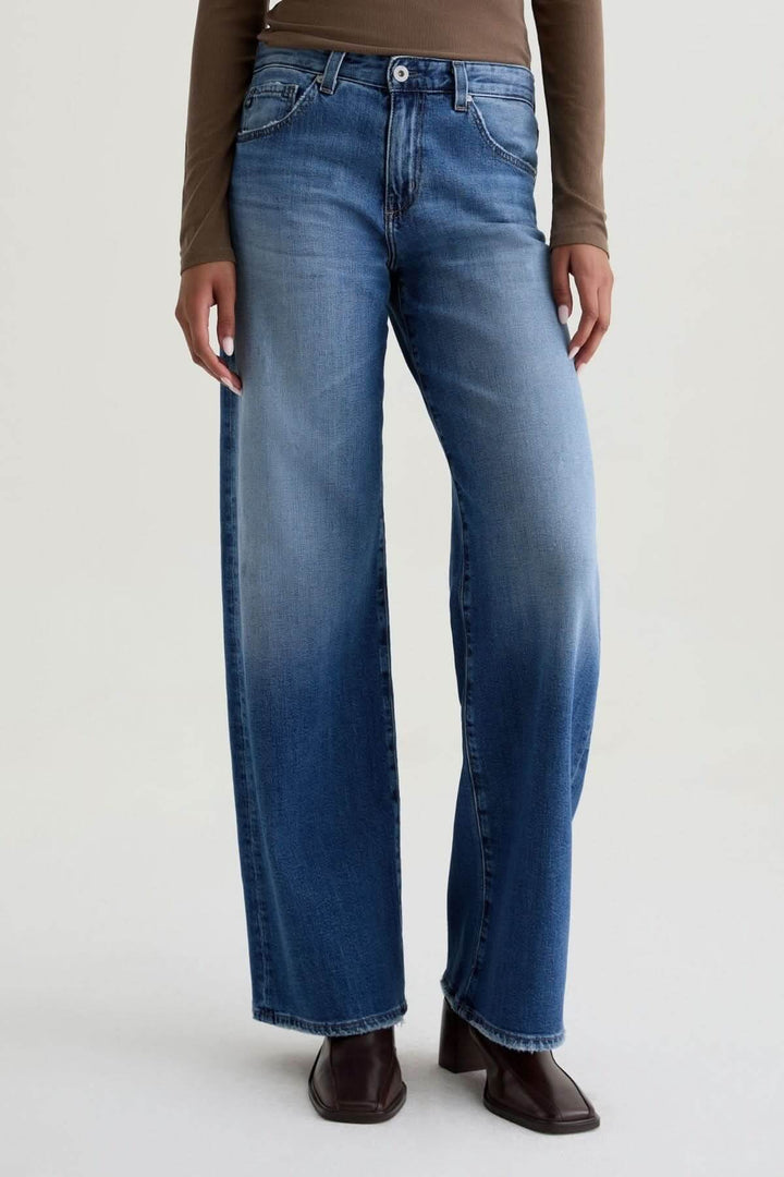 Jean à jambe large décontracté, coupe ample, délavage moyen, confortable et moderne, mode fluide et tendance pour un style effortless.