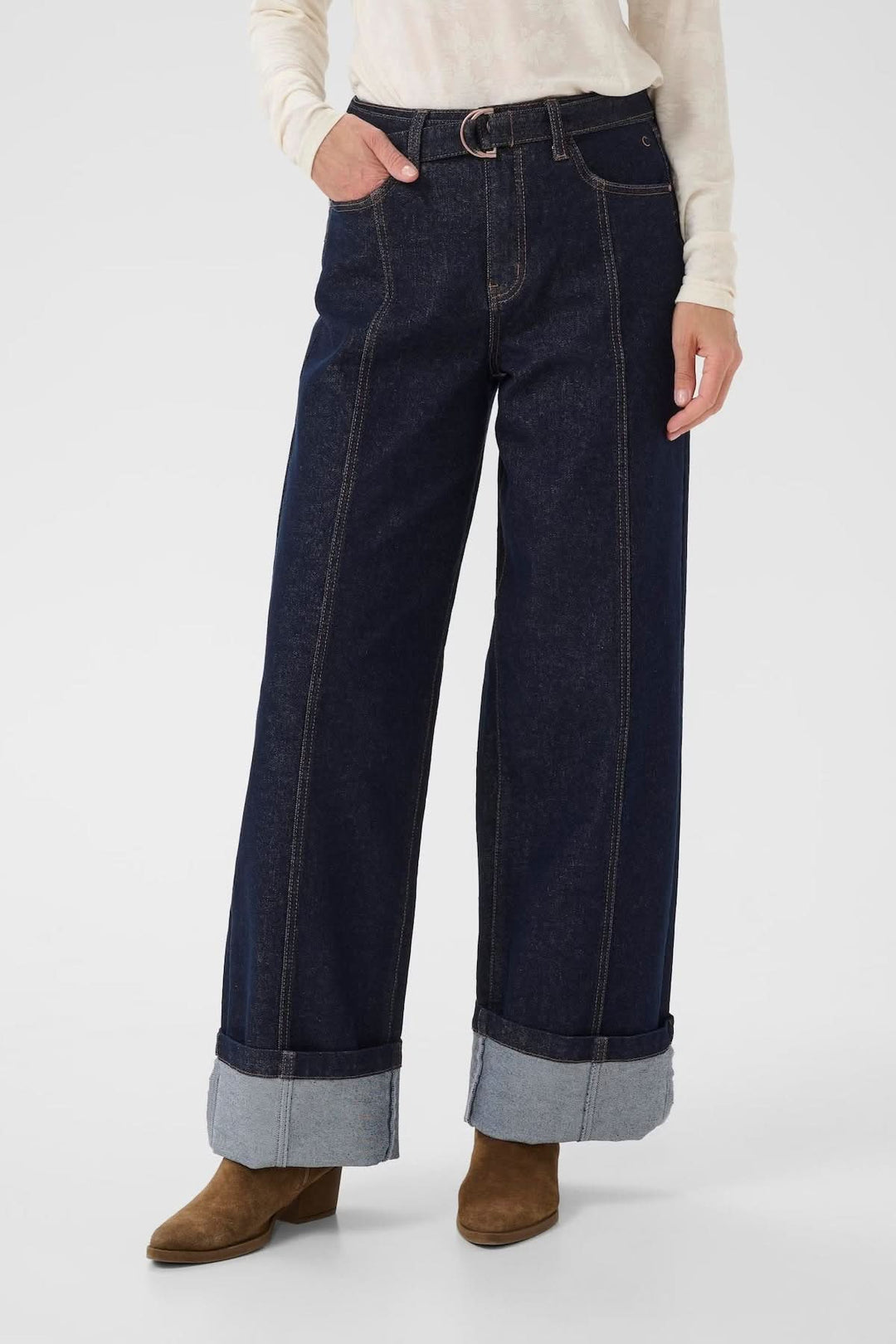 Jean à jambe large avec revers, coupe moderne en denim, style tendance et ajustement décontracté.