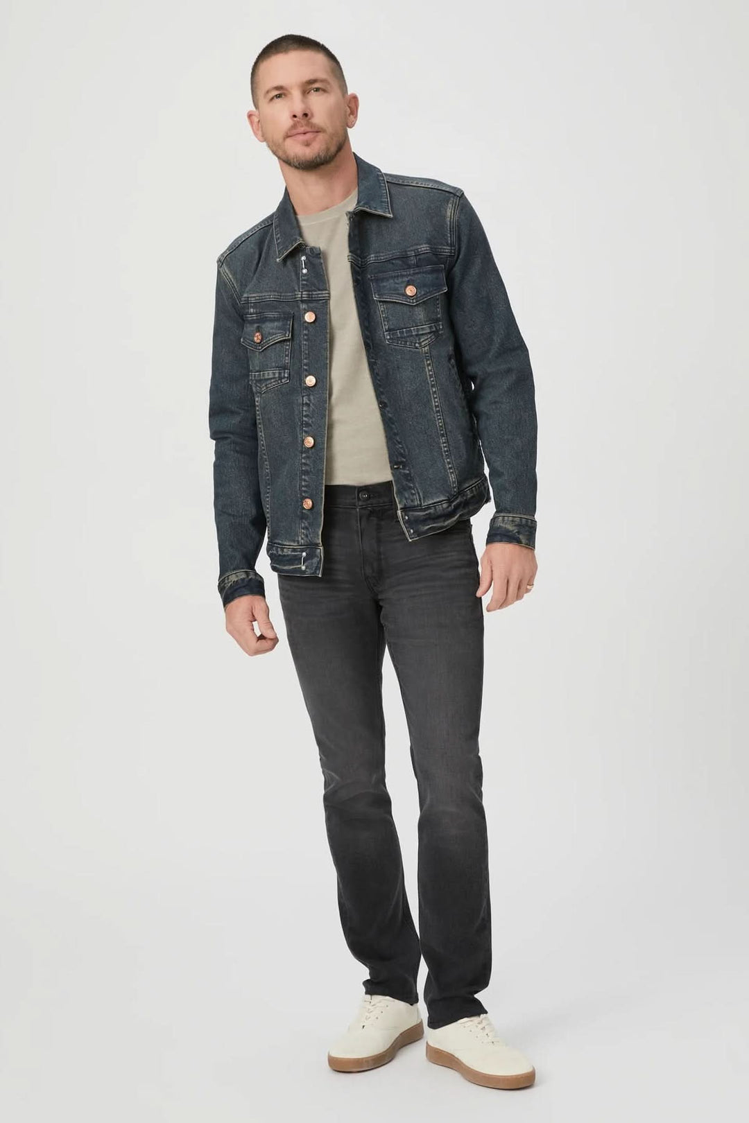 Homme portant un jean slim Lennox gris-noir et une veste en denim, style décontracté.