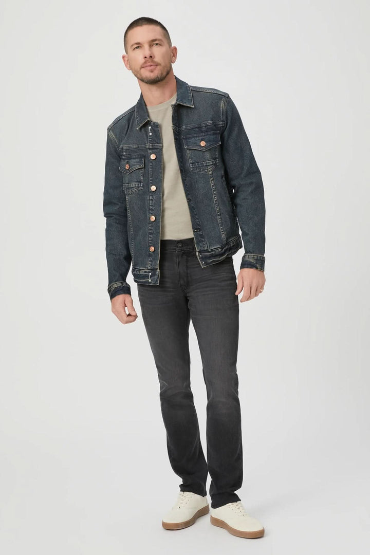 Homme portant un jean slim Lennox gris-noir et une veste en denim, style décontracté.