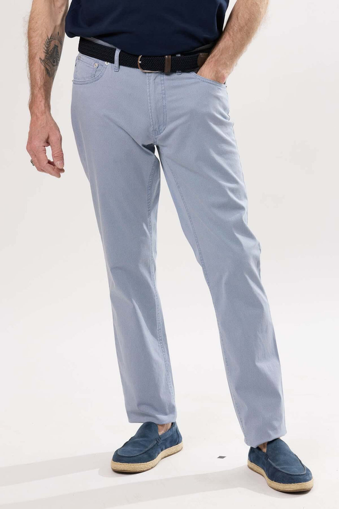 Jean léger couleur bleu clair avec coupe droite, idéal pour un look décontracté et élégant, porté par un homme.