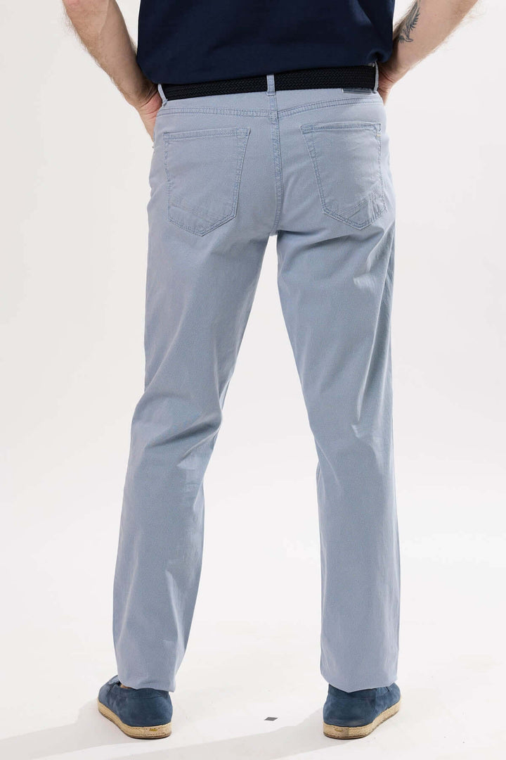 Jean léger à la coupe droite, vue arrière, parfait pour un look décontracté et élégant en été.