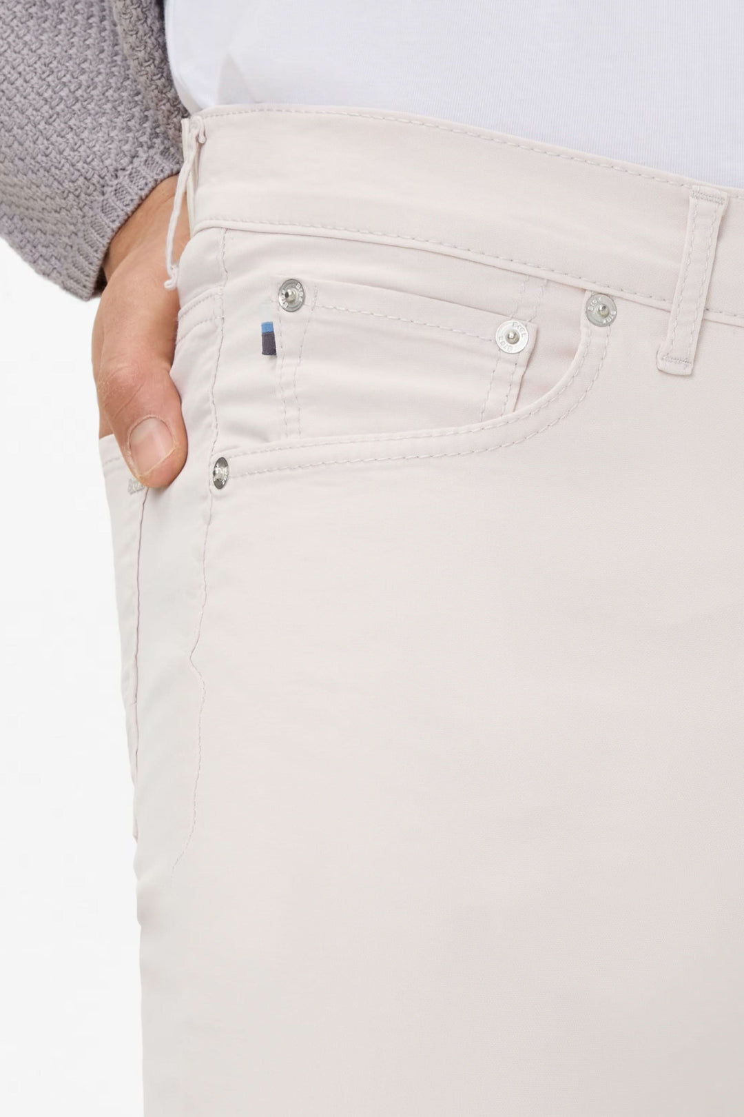 Jean style chuck moderne, coupe droite, confortable avec poches et fermeture à bouton.