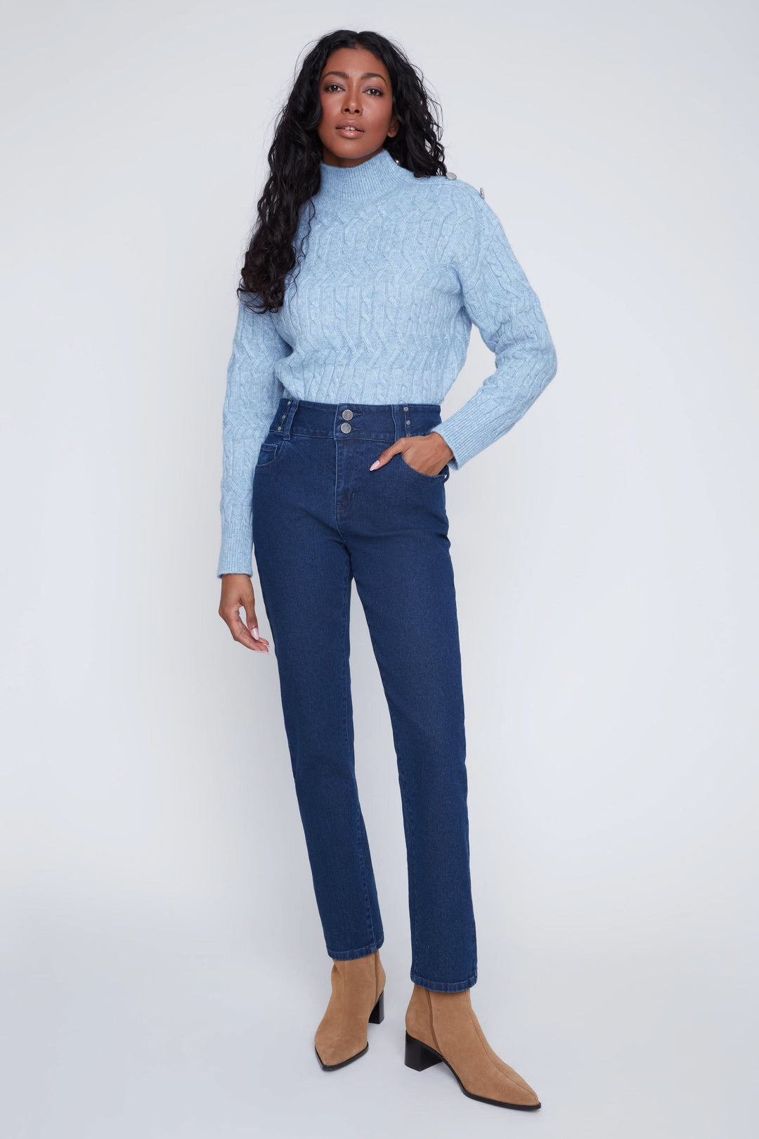 Jean taille haute classique en denim, porté avec un pull bleu, pour un look moderne et élégant.
