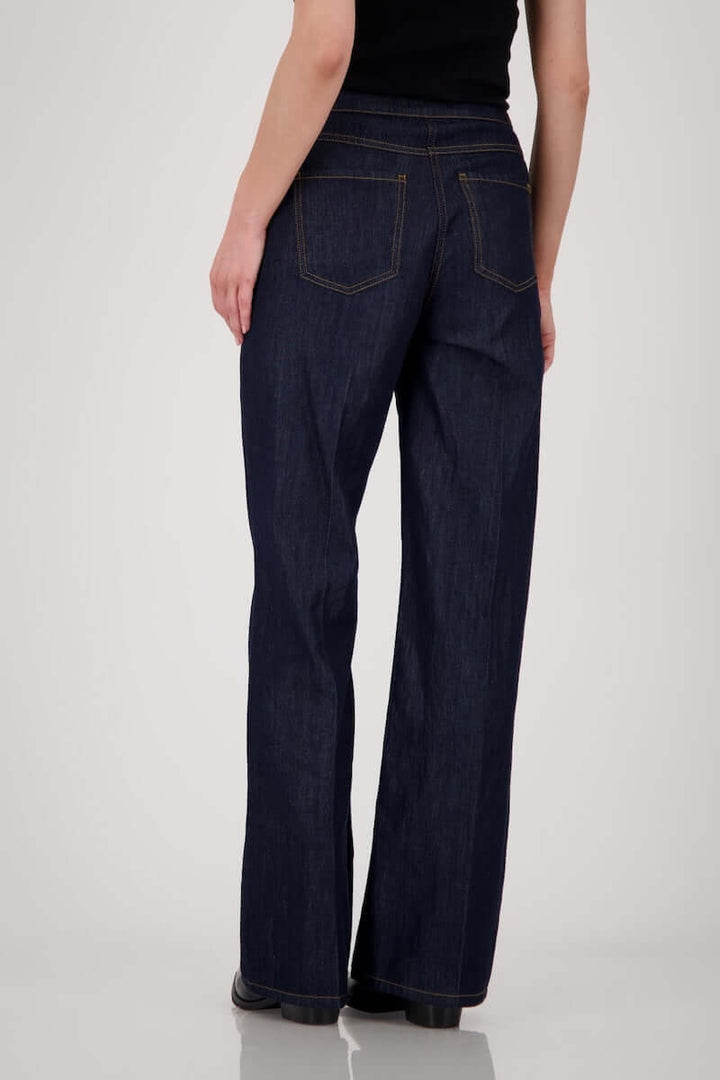 Jean taille haute en denim brut, coupe droite et ample, coutures visibles, parfait pour un look moderne et confortable.