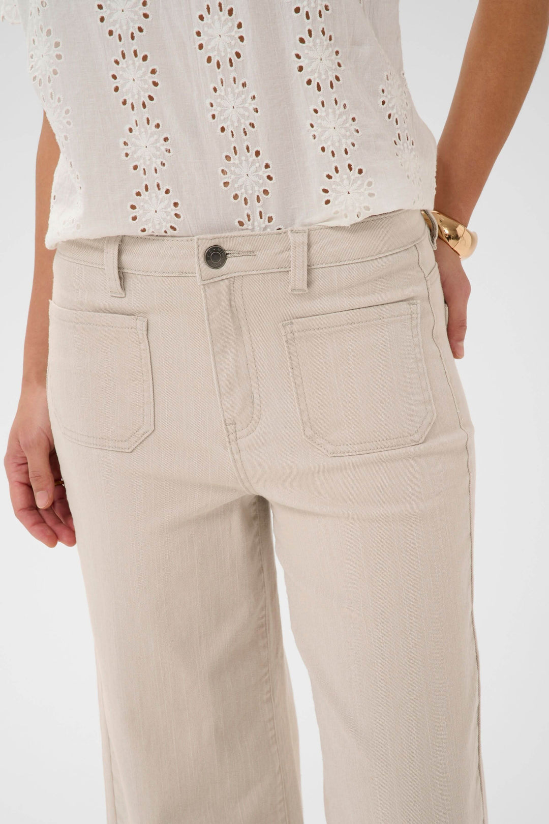 Jeans Brook à jambe droite, taille haute et longueur cheville pour un style polyvalent et confortable au quotidien.