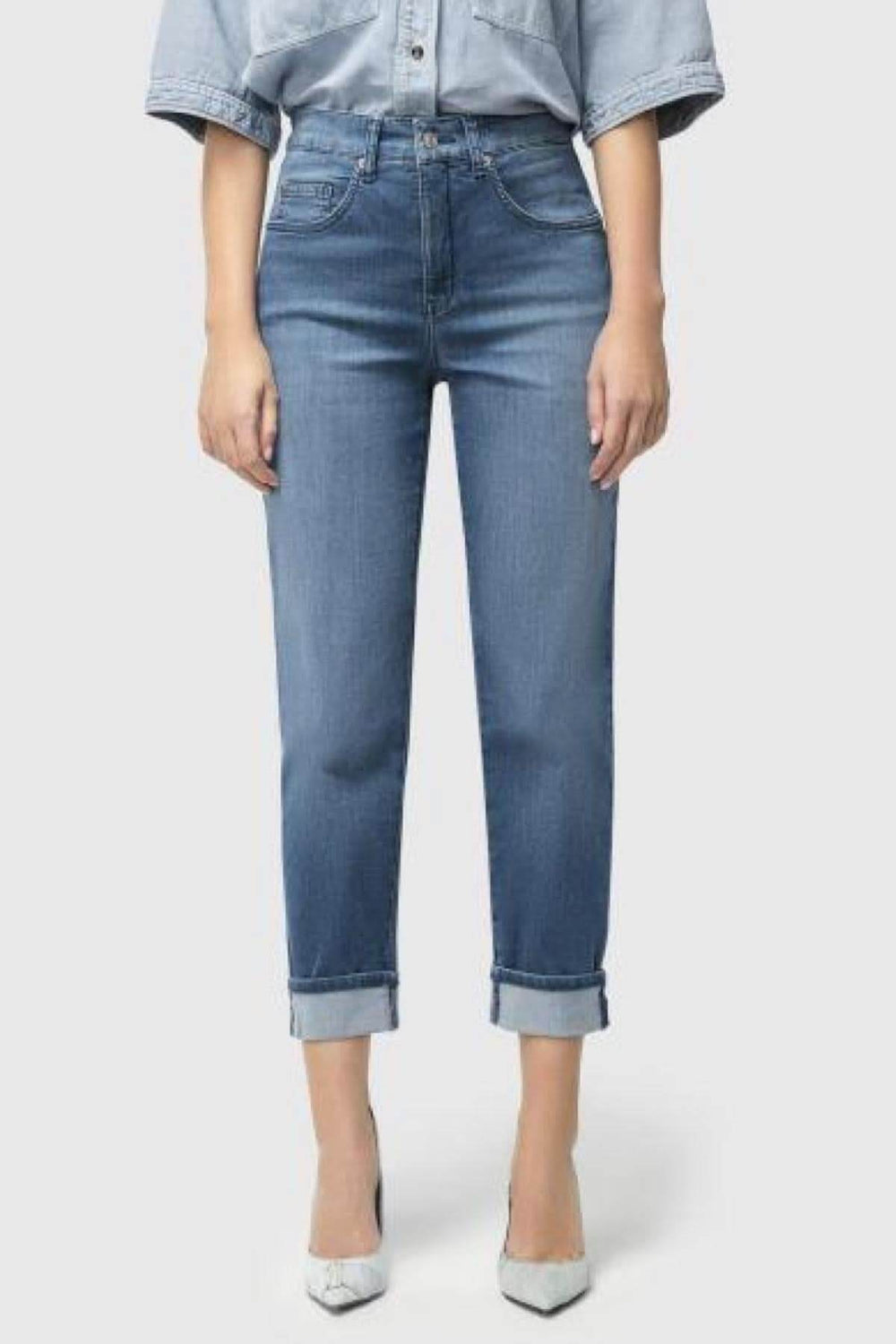 Jeans Carol en denim léger avec revers, jambe droite, ajustement confortable, idéale pour toutes les occasions.