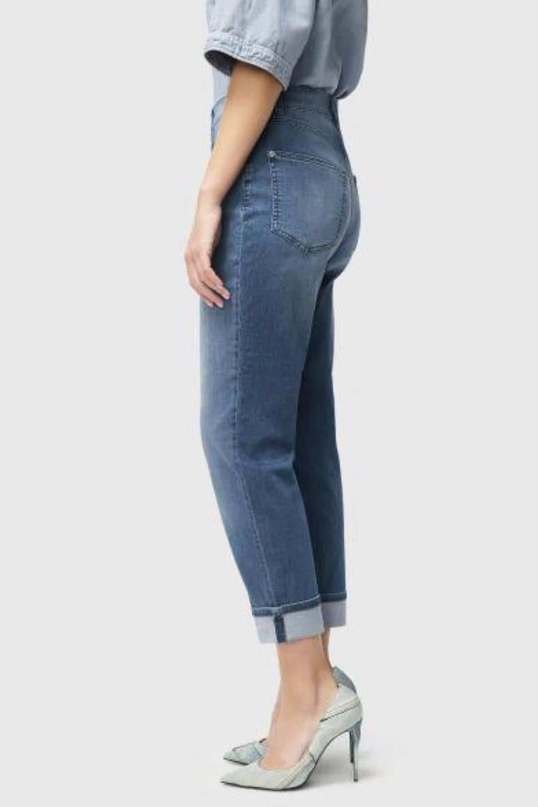 Jeans Carol en denim léger, jambe droite, revers, style contemporain, porté avec des talons, vue de profil.