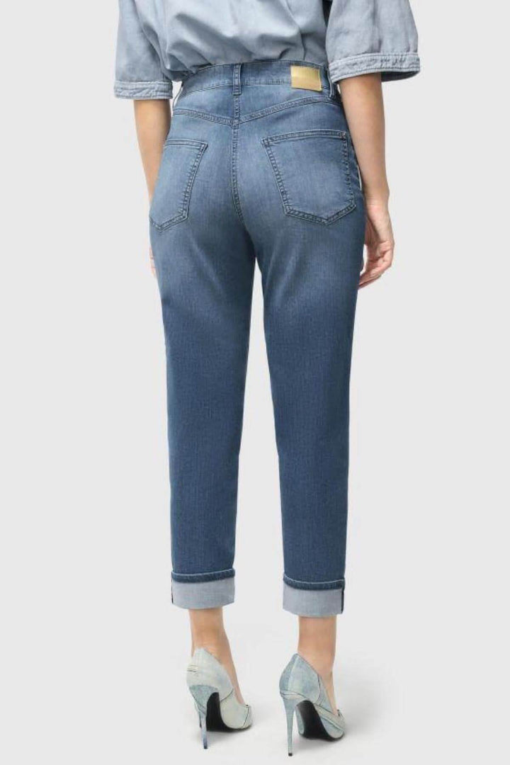 Jeans Carol en denim léger, jambe droite avec revers, vue arrière, style féminin élégant.