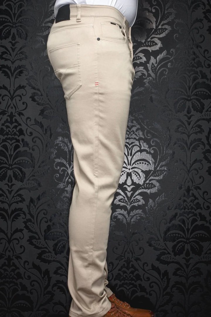 Pantalon beige ajusté à cinq poches avec une coupe élégante et un tissu extensible, idéal pour le quotidien.