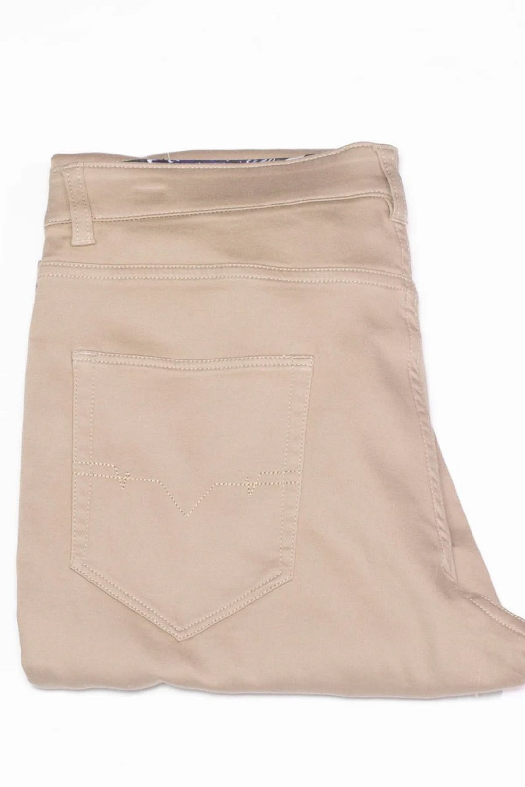 Pantalon Johnny-skc beige en tissu extensible, cinq poches et coupe ajustée parfaite pour le bureau ou sorties décontractées.