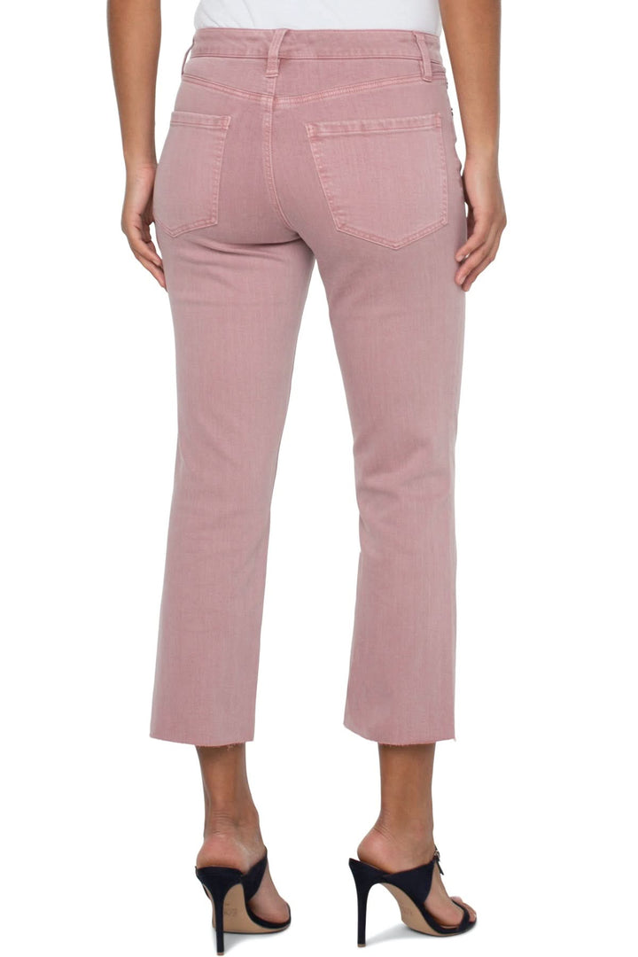 Jeans Kennedy taille haute rose, silhouette droite et chic, vue arrière avec chaussures à talons.