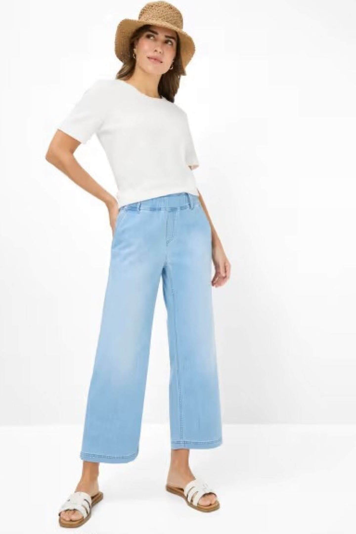 Jeans MAINE S large en denim bleu avec t-shirt blanc et chapeau, idéal pour un look décontracté.