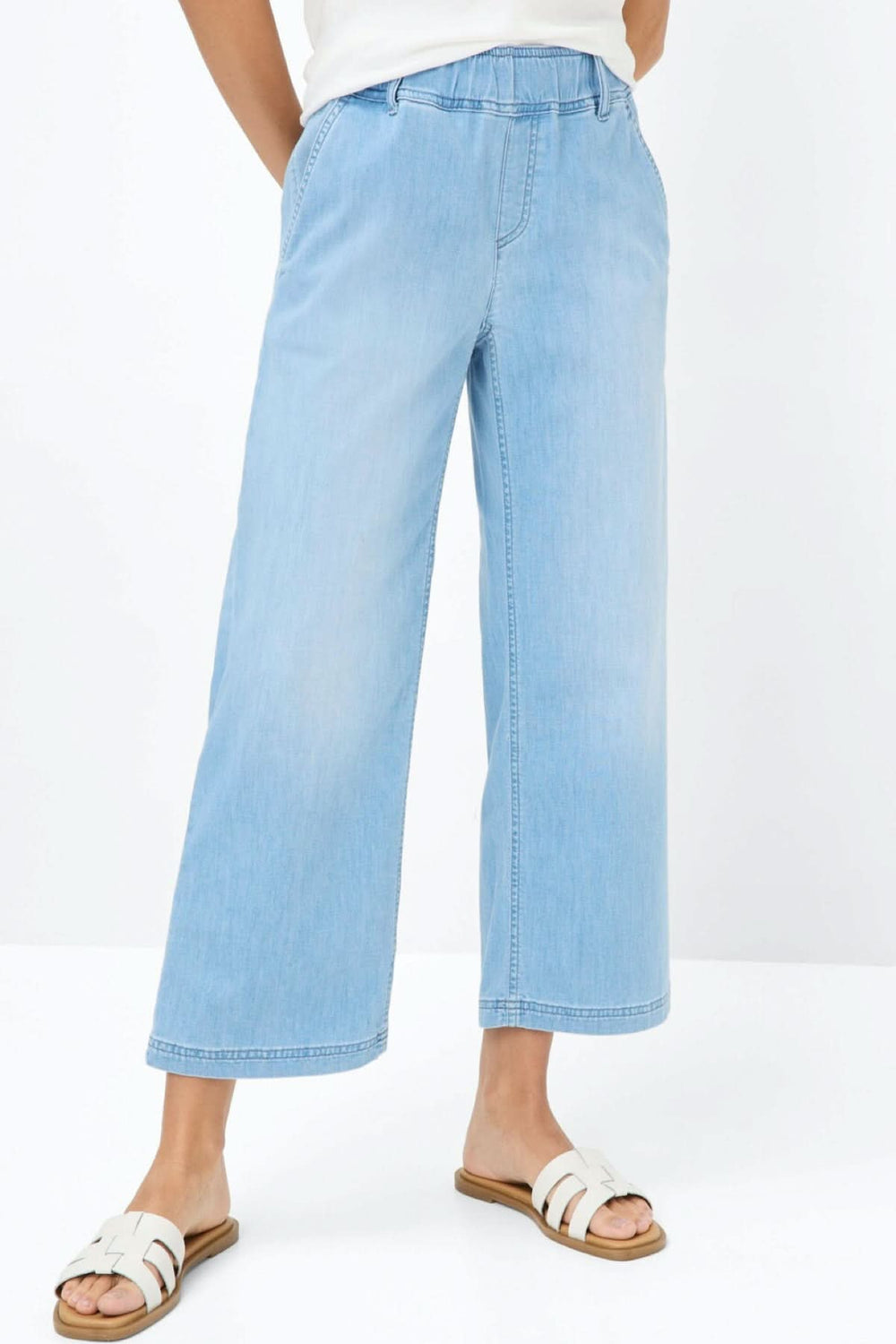Pantalon jeans MAINE S, modèle large 6/8 en denim clair, porté avec des sandales décontractées.