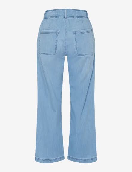 Jean MAINE S bleu clair, coupe droite, avec poches arrière, idéal pour un look décontracté.