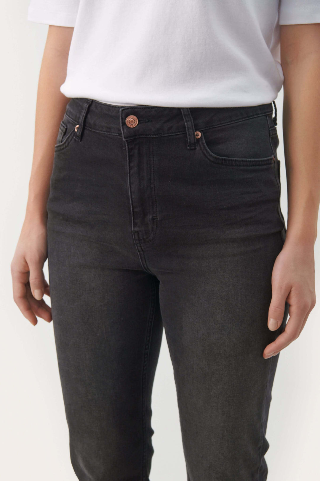 Jeans Ranas ajustés de couleur noire avec une coupe flatteuse et un design élégant.