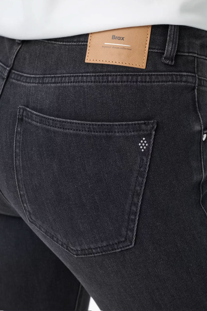Jeans Shakira coupe ajustée à taille mi-haute en denim extensible de qualité, vue arrière, montrant détail de poche et étiquette.