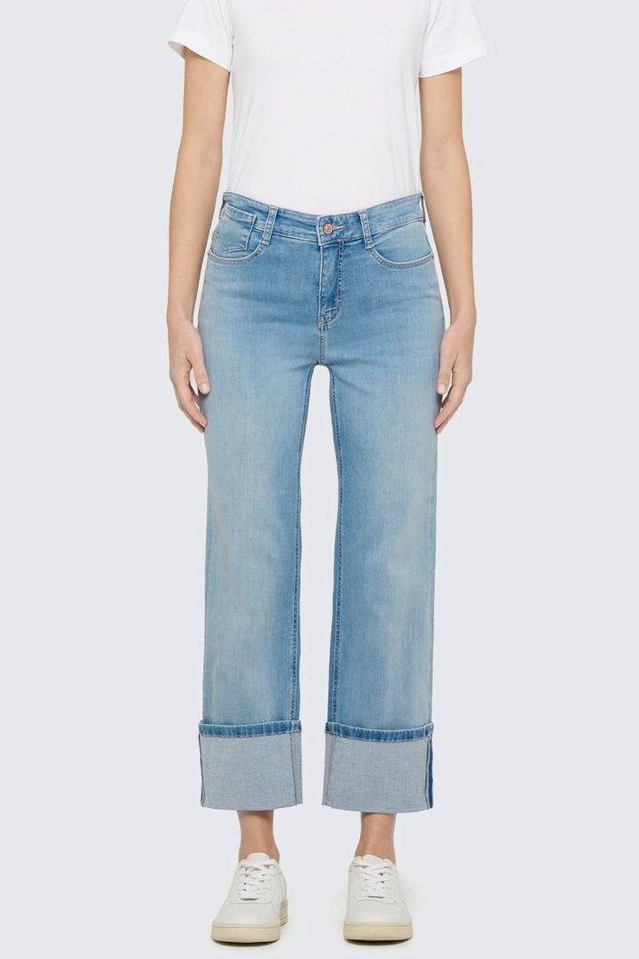 Jeans avec ourlet retroussé LAURA, jambe large, taille régulière, style moderne et décontracté, coupe droite, ourlet retroussé structuré.