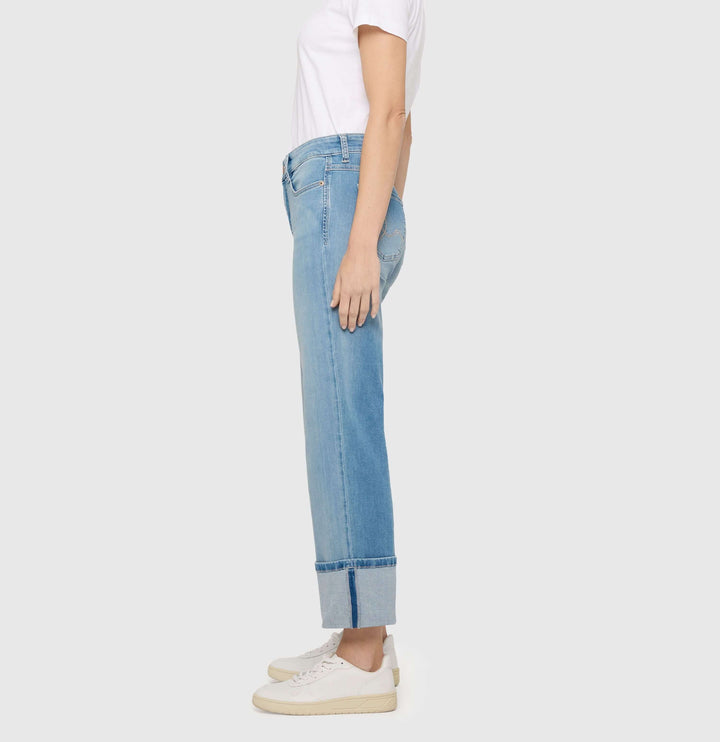 Jeans avec ourlet retroussé LAURA, large leg, casual styling, side view showcasing cuff detail, comfortable fit.