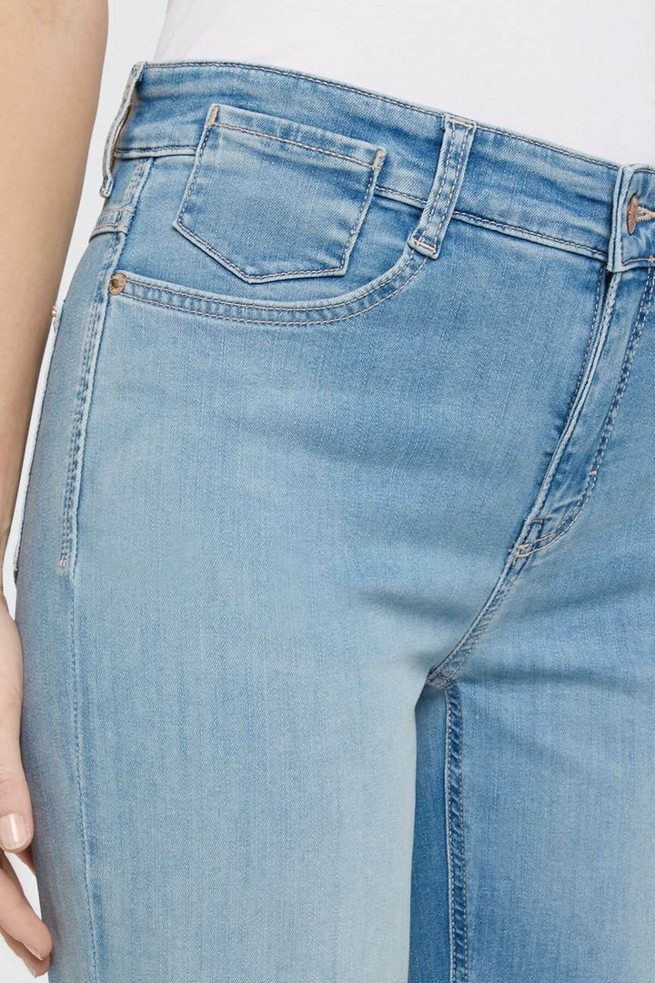 Jeans avec ourlet retroussé LAURA, coupe large, détail poche et couture. Décris moi le produit en français, style moderne et décontracté.