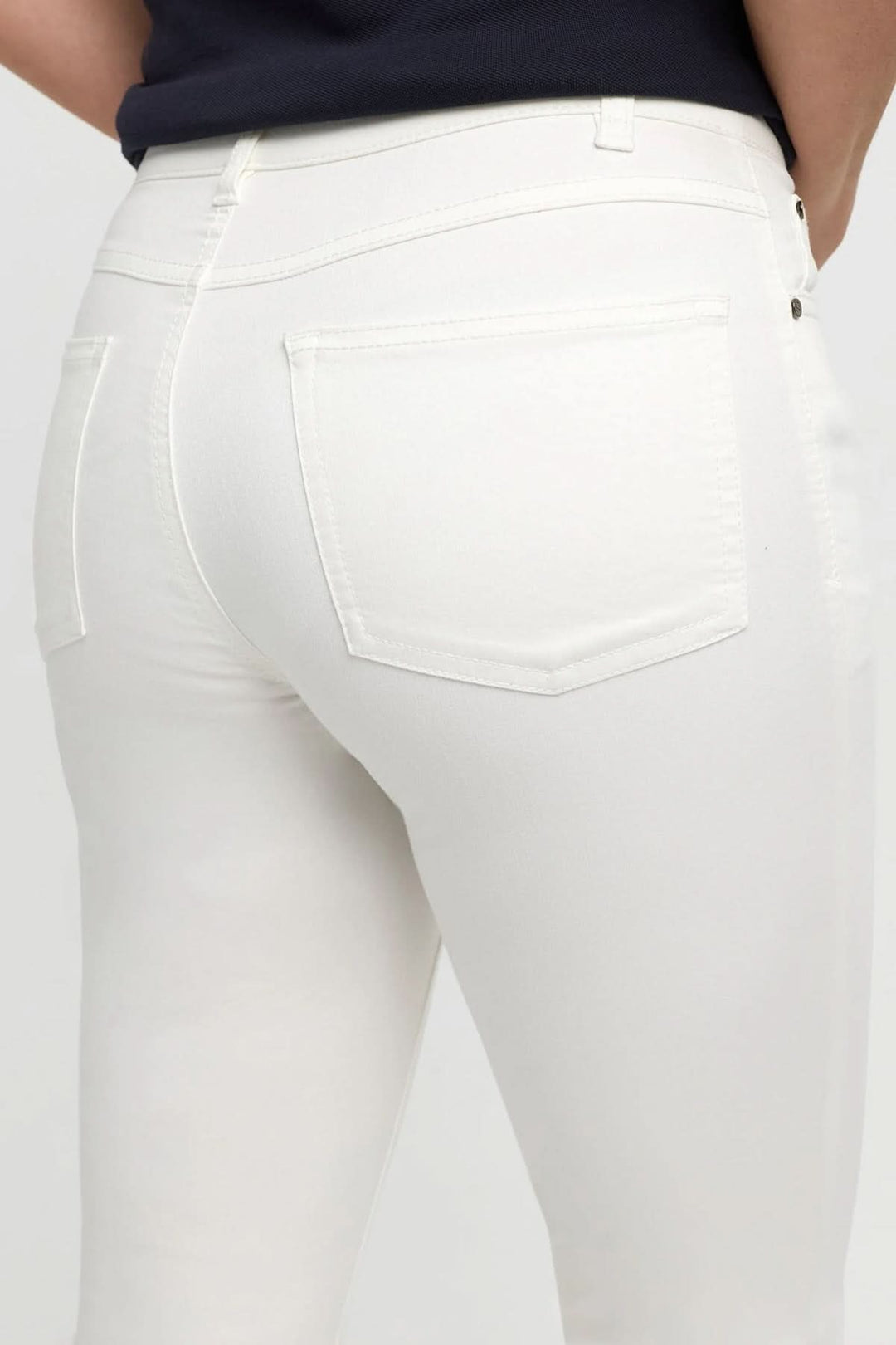 Détails d'un jean capri blanc avec coupe ajustée et poches arrière, idéal pour un look estival.