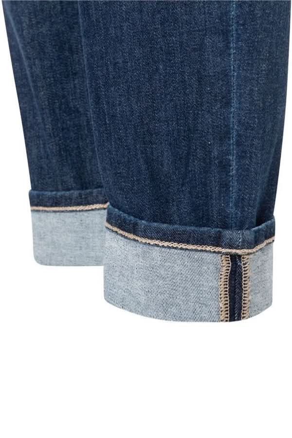 Jeans coupe droite à revers, détail du bas avec revers décontracté, denim extensible pour confort et style intemporel
