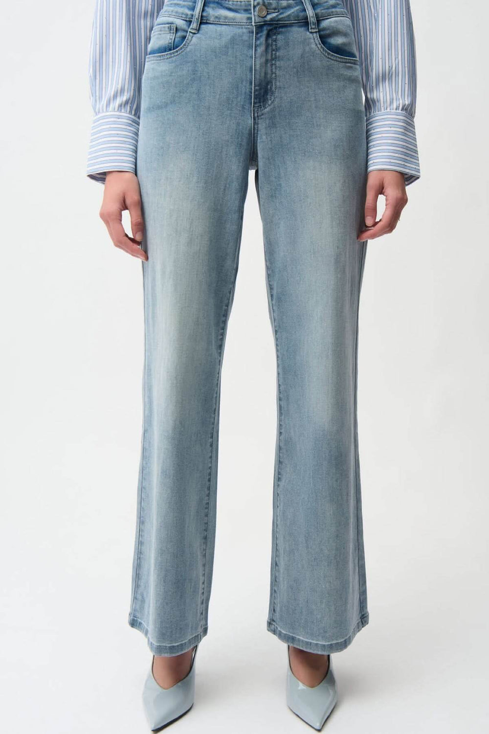 Jeans à jambe large taille haute en denim pour un style moderne et décontracté, idéal pour bureau ou casual. Confort et silhouette fluide.