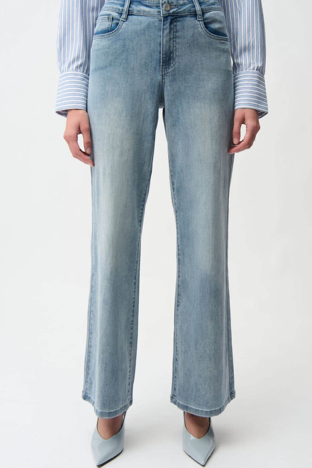 Jeans à jambe large taille haute en denim pour un style moderne et décontracté, idéal pour bureau ou casual. Confort et silhouette fluide.