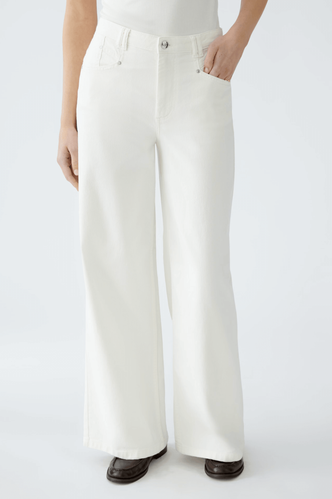 Jean taille haute large en blanc, avec coupe fluide et design moderne pour un look élégant.