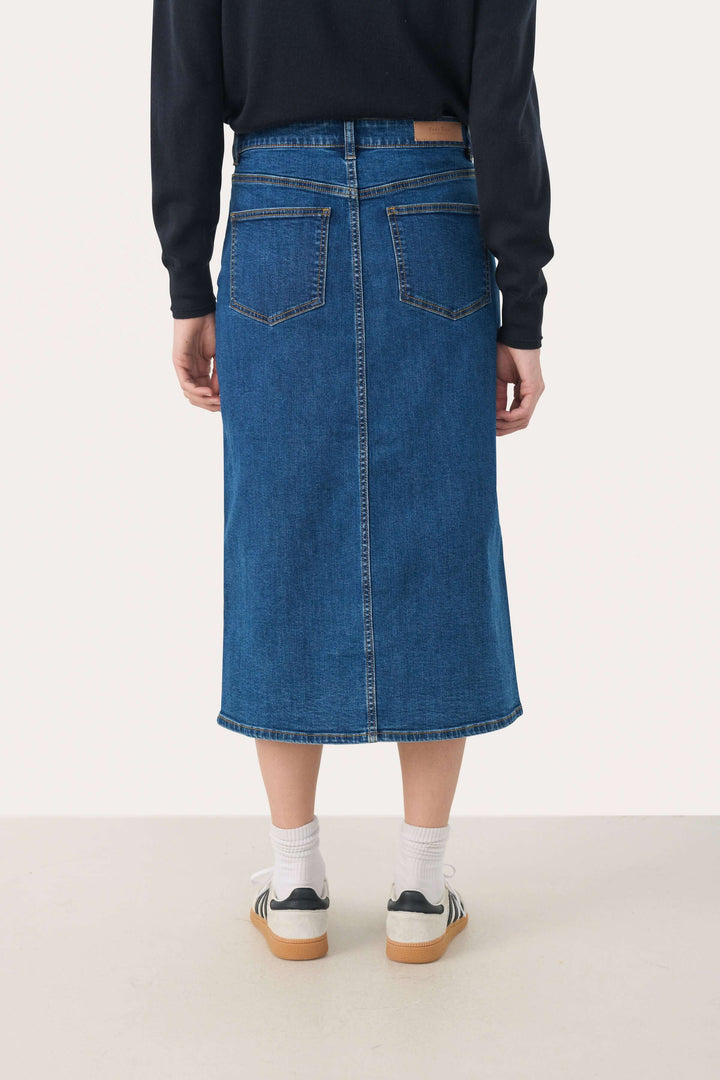 Vue arrière de la Jupe Dillin en denim, coupe midi droite avec fente frontale, style féminin et décontracté, parfaite pour un look urbain chic.