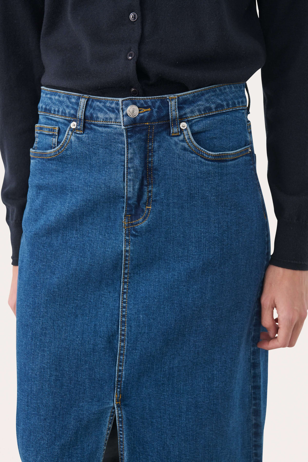 Jupe Dillin en denim bleu avec coupe midi et fente frontale, parfait pour un look décontracté et chic. Décris moi le produit en français.