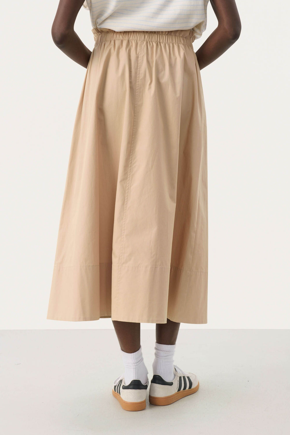 Jupe longue en coton léger, taille élastique pour un confort optimal, coupe fluide et élégante, couleur beige.