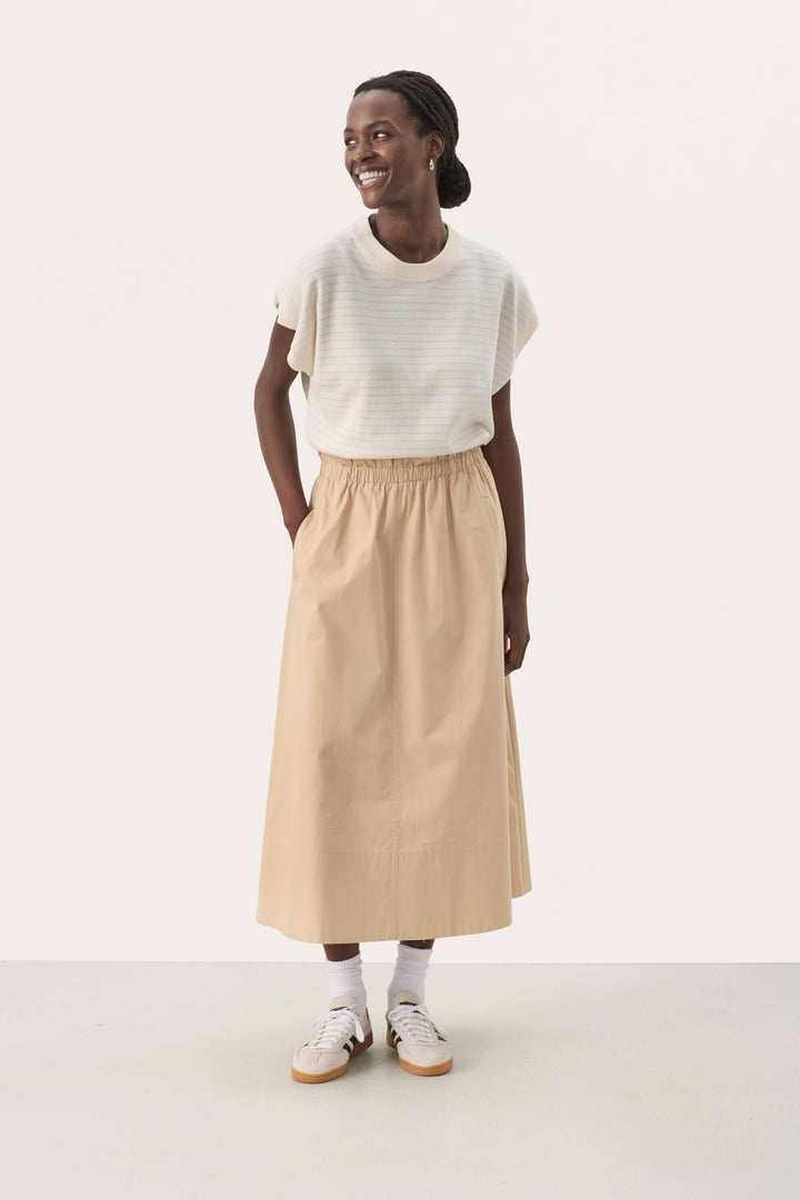 Femme souriante portant une jupe longue en coton léger, look élégant et décontracté, taille élastique.