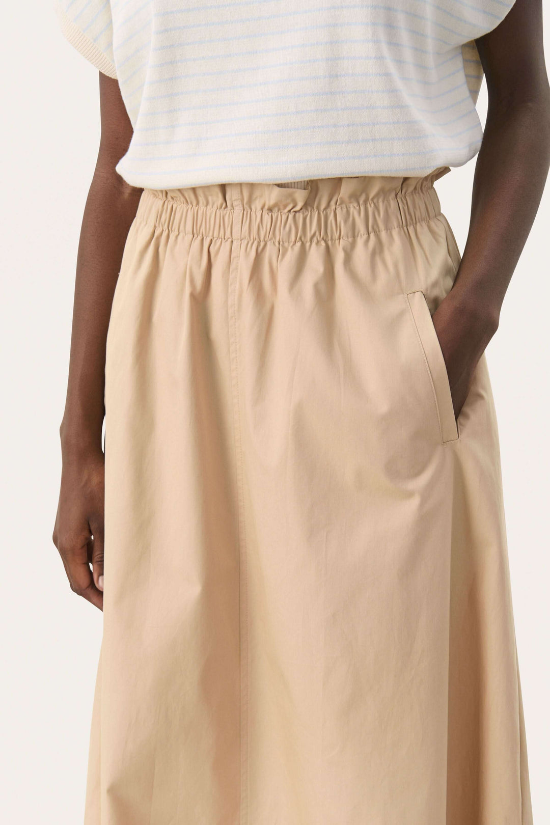 Jupe longue en coton léger, élégante et confortable, avec taille élastique et coupe fluide, idéale pour un look décontracté.