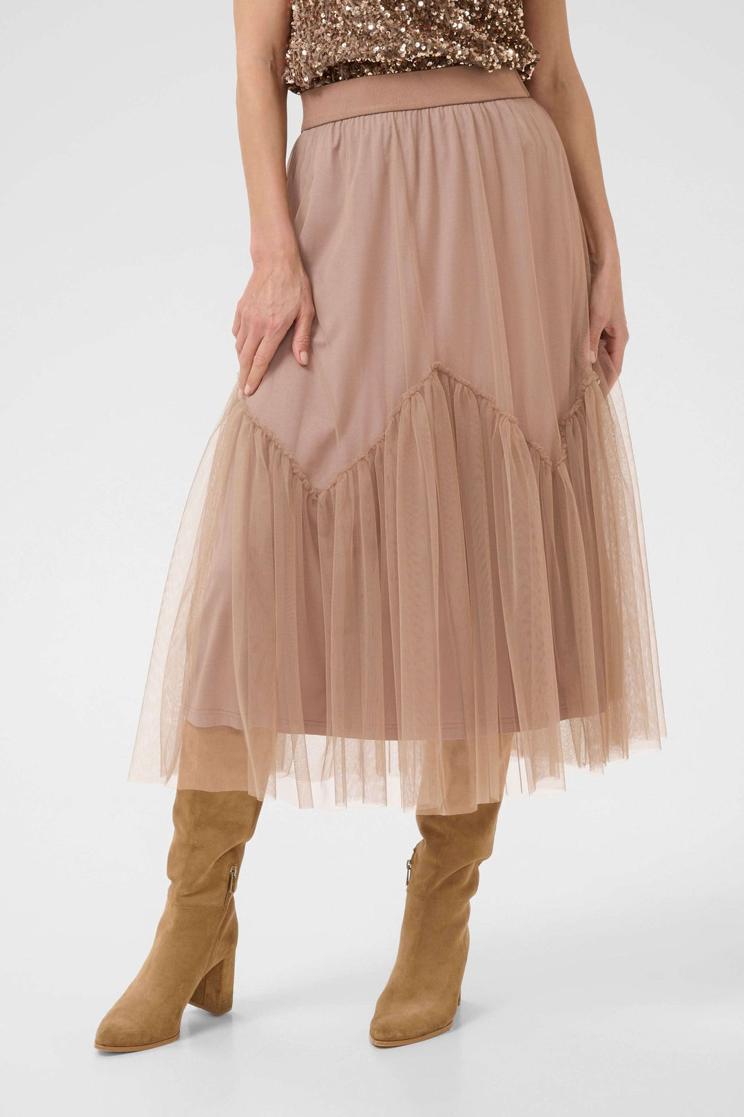 Jupe midi en tulle vaporeux avec empiècement froncé en V et ceinture élastique confortable.