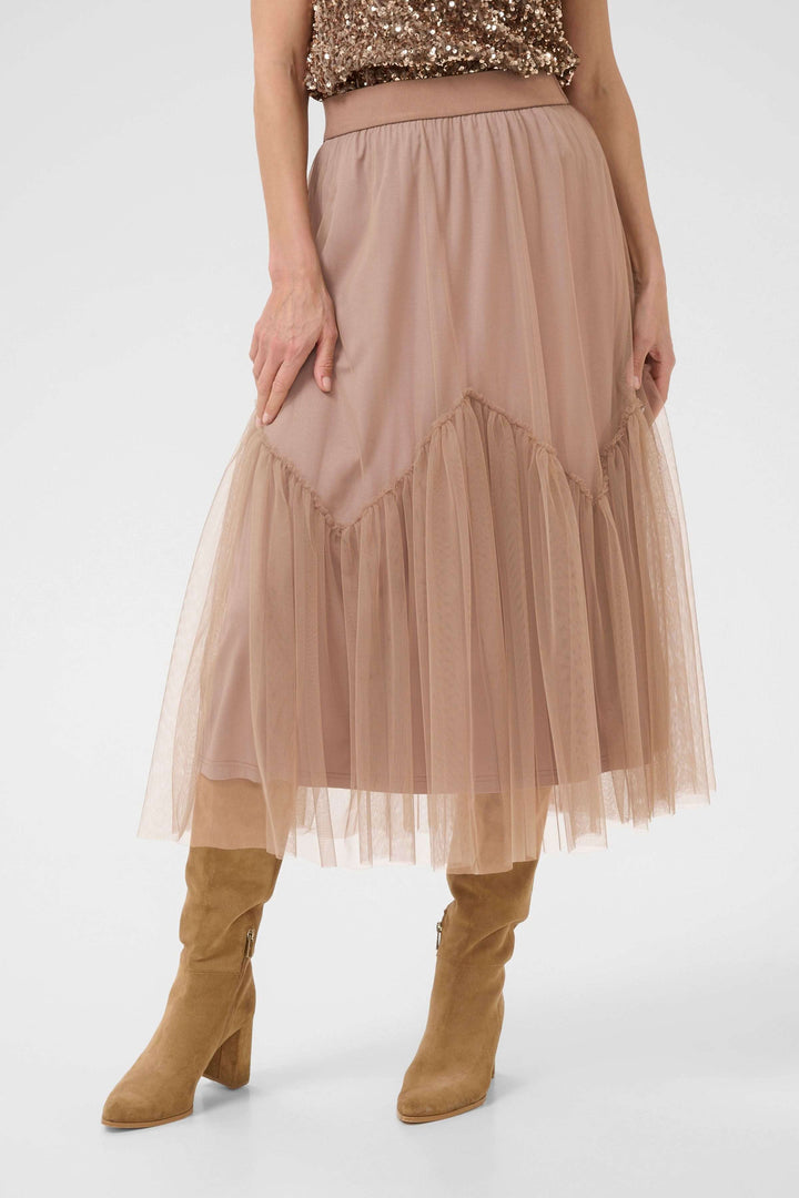Jupe midi en tulle vaporeux avec empiècement froncé en V et ceinture élastique confortable.