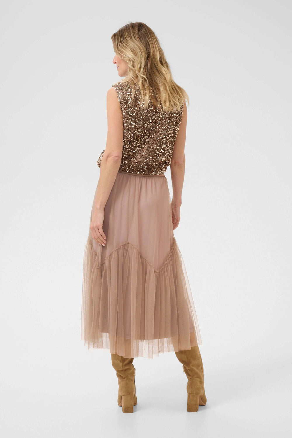 Jupe midi en tulle vaporeux avec empiècement froncé en V, ceinture élastique, style romantique.