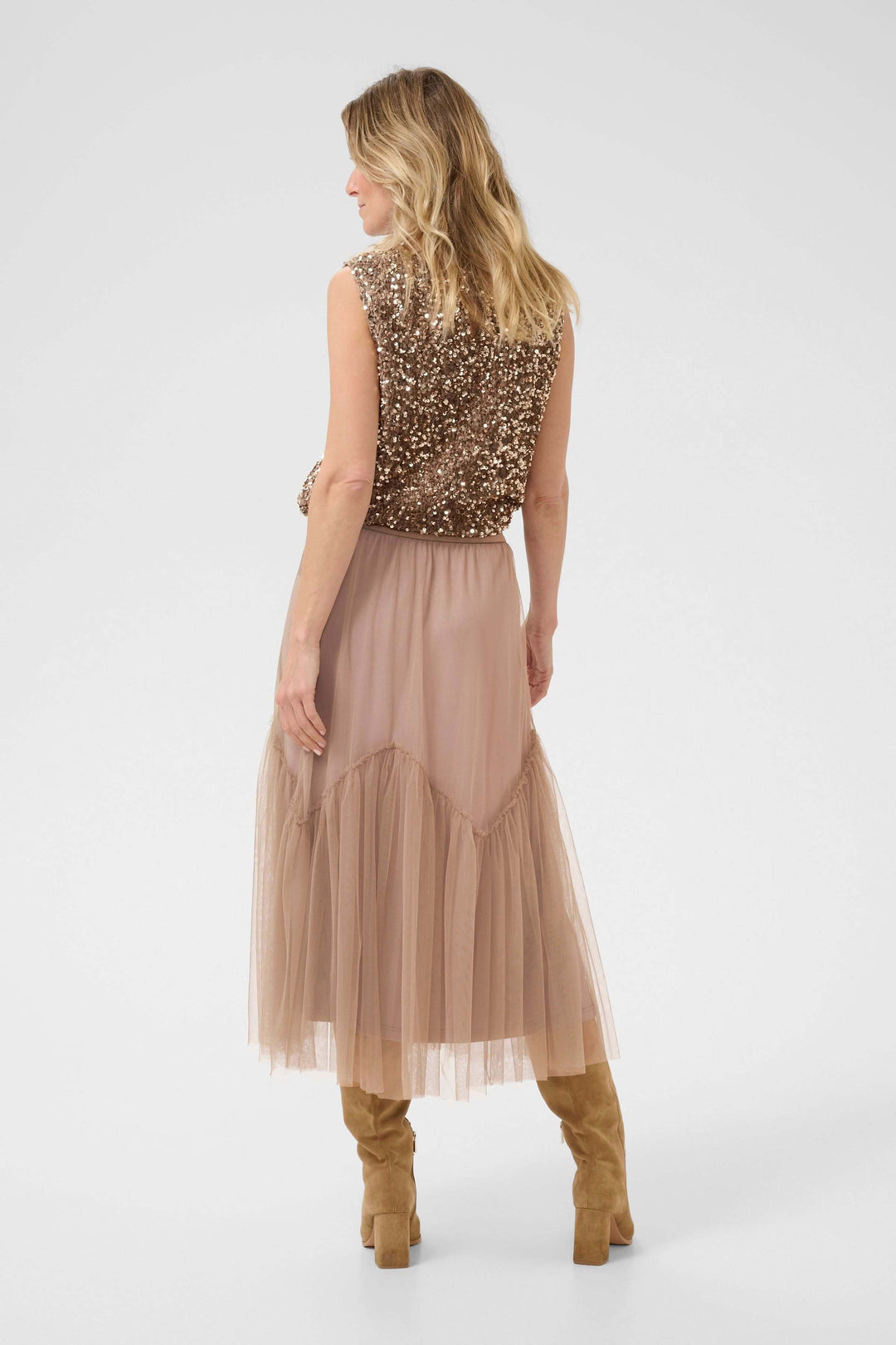 Jupe midi en tulle vaporeux avec empiècement froncé en V, ceinture élastique, style romantique.