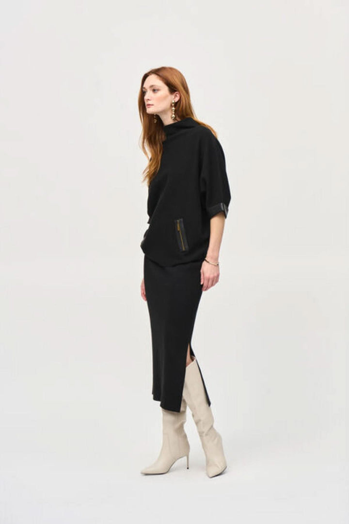 Femme en jupe crayon noire avec un pull, portant des bottes blanches, style élégant avec une coupe moderne.
