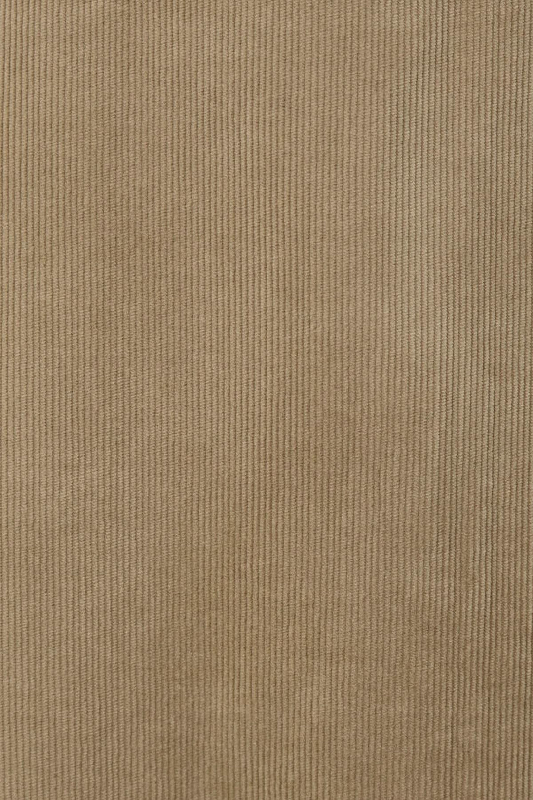 Tissu en velours côtelé souple de couleur beige, texture douce et côtelée, idéal pour des vêtements élégants.