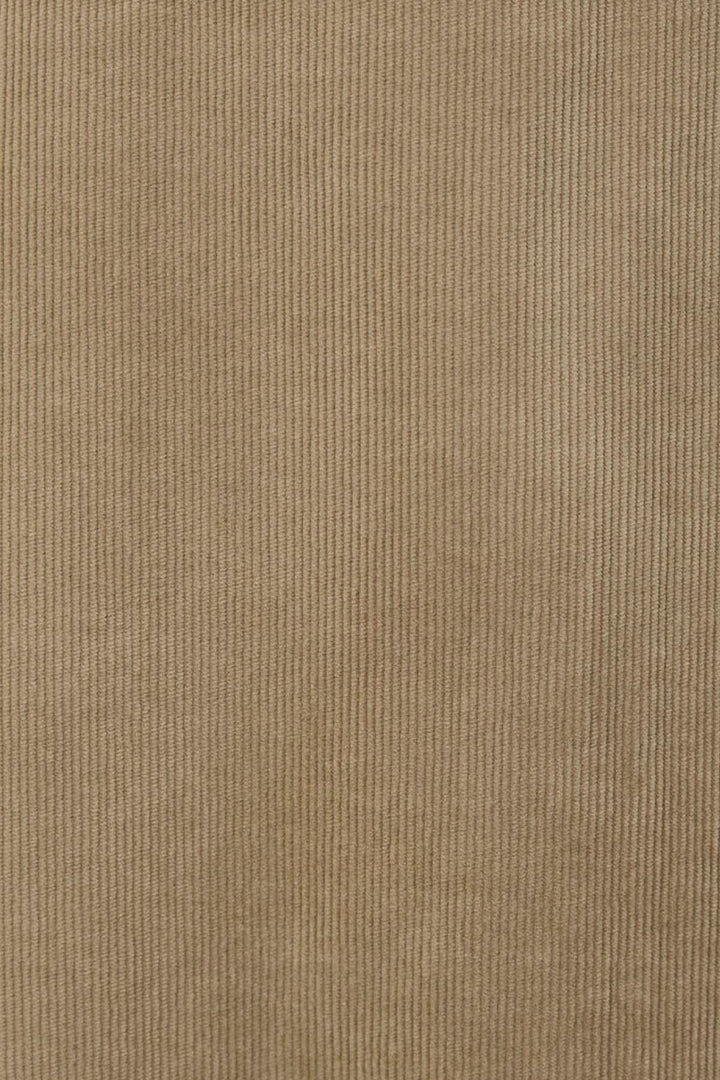 Tissu en velours côtelé souple de couleur beige, texture douce et côtelée, idéal pour des vêtements élégants.