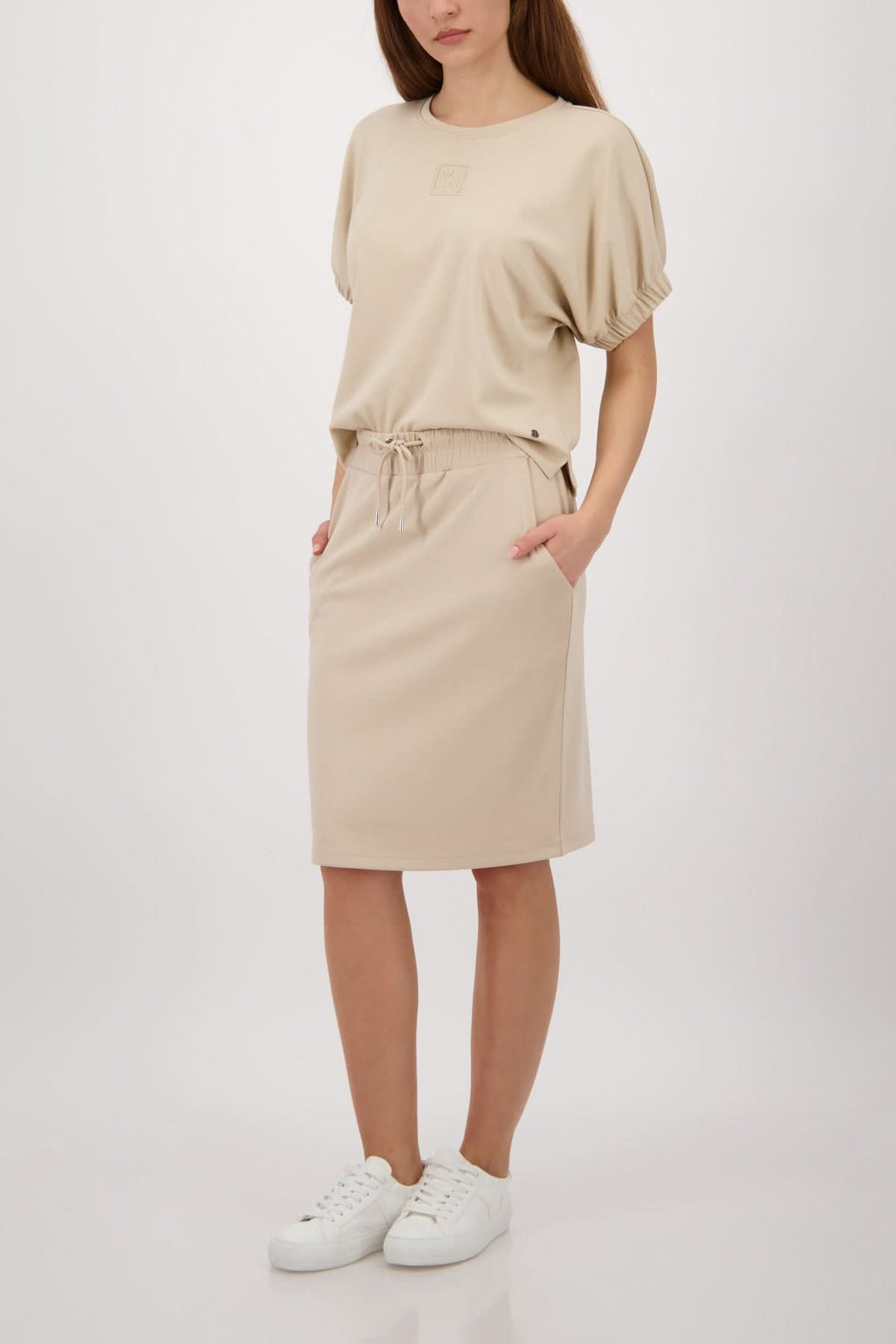 Jupe droite à taille élastique beige avec cordon, allure épurée et contemporaine, pour tenues polyvalentes au quotidien, coupe droite.