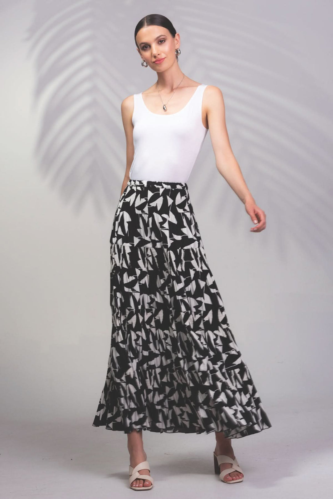 Jupe longue à imprimé noir et blanc, coupe évasée et taille élastique, parfaite pour un look bohème chic.