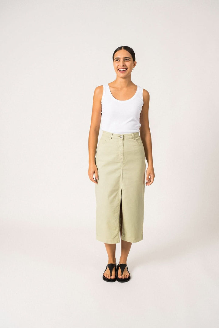 Jupe longue Julia, coupe droite avec fente, en sergé de coton, style urbain moderne, portée par un mannequin.