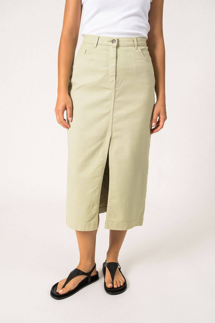 Jupe longue JULIA en sergé de coton, coupe droite avec fente avant, couleur vert pâle, style moderne et urbain.